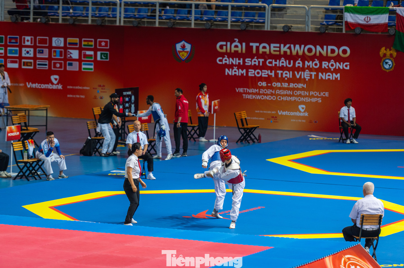 Trong sáng nay, một số hạng mục thi đấu của giải đấu đã được tổ chức. Các trận đấu diễn ra hấp dẫn, kịch tính và đẹp mắt, thể hiện rõ các đặc trưng của môn Taekwondo.