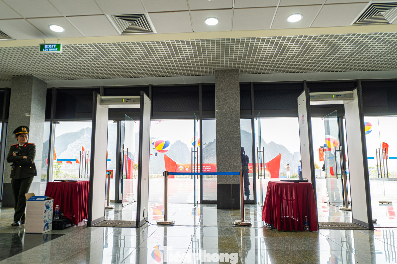 Cửa an ninh được đặt tại các vị trí ra vào khu vực thi đấu.