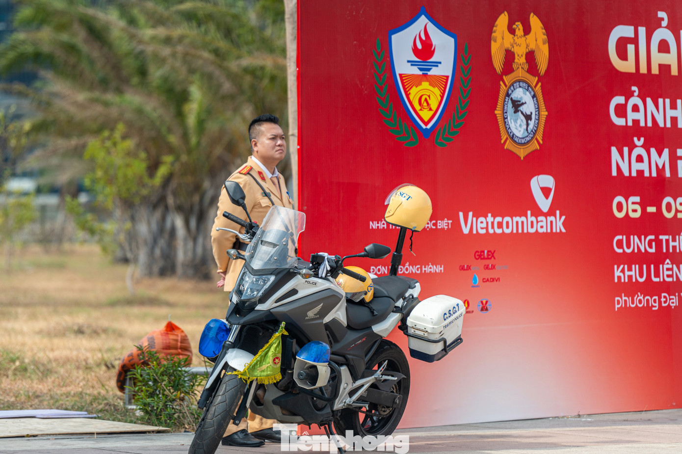 Để đảm bảo cho việc di chuyển cho các VĐV và đại biểu từ khu vực trung tâm Hạ Long tới khu thi đấu, Công an tỉnh Quảng Ninh bố trí nhiều xe chuyên dụng để dẫn đoàn và lực lượng CSGT chốt chặn tại các ngã rẽ để đảm bảo giao thông thuận lợi nhất.