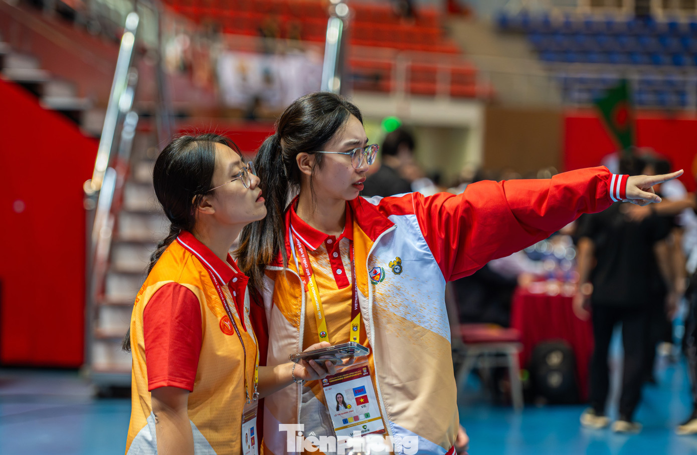 Ngoài ra, các lực lượng tình nguyện viên là sinh viên của Trường Đại học Hạ Long cũng bố trí tại nhiều điểm để hướng dẫn đại biểu, vận động viên.