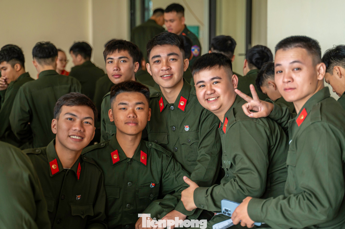 Các chiến sĩ vui vẻ xếp hàng đăng ký chờ tới lượt hiến máu.