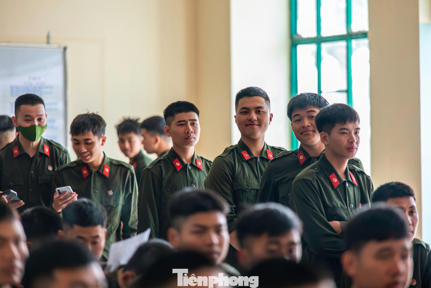 Các chiến sĩ vui vẻ xếp hàng đăng ký chờ tới lượt hiến máu.