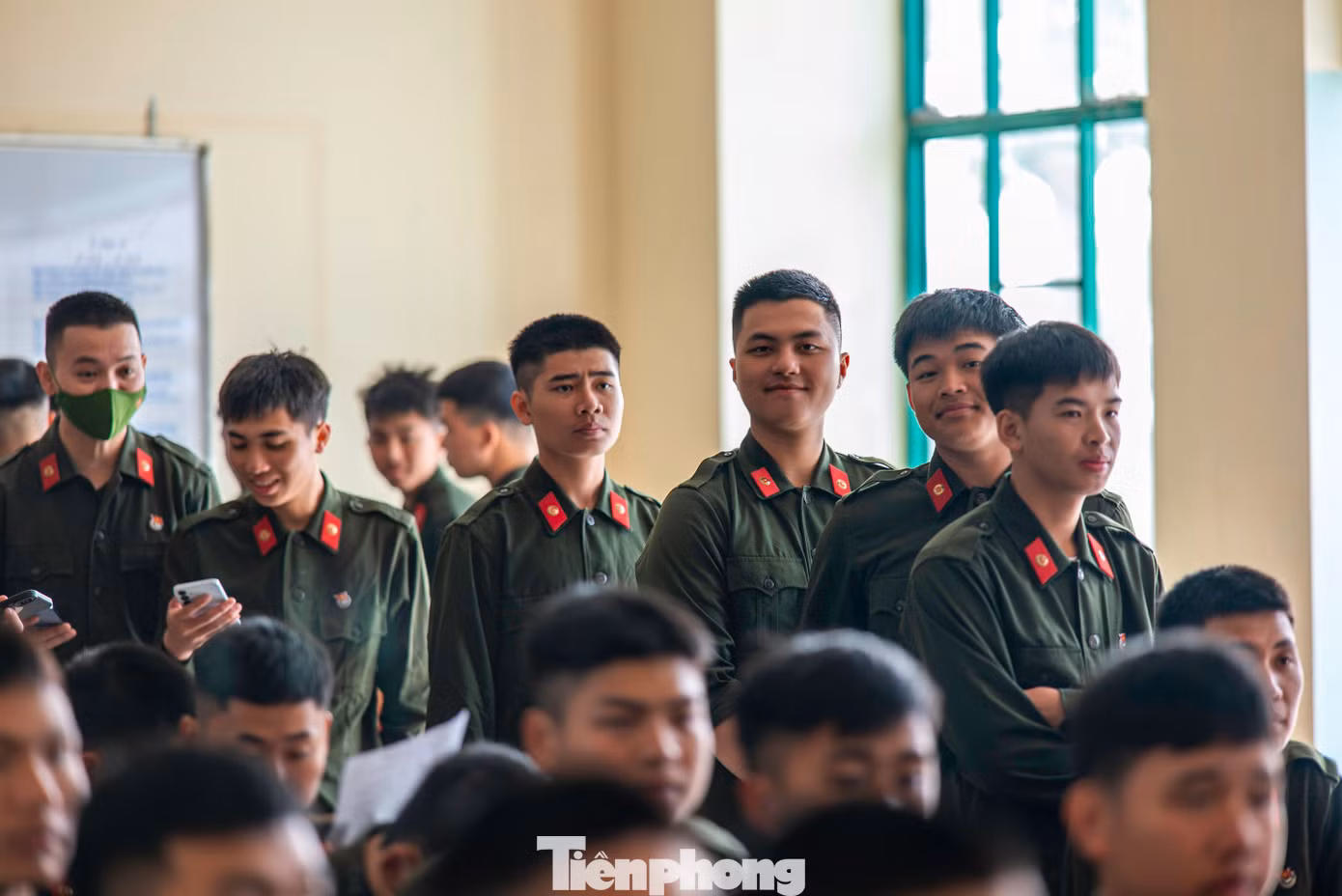 Các chiến sĩ vui vẻ xếp hàng đăng ký chờ tới lượt hiến máu.