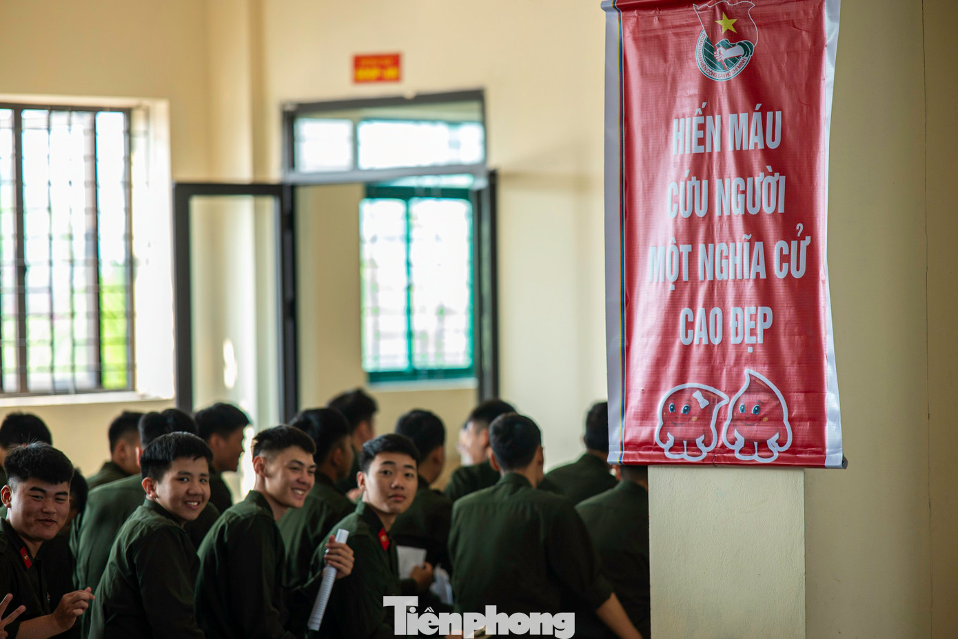 Các chiến sĩ vui vẻ xếp hàng đăng ký chờ tới lượt hiến máu.