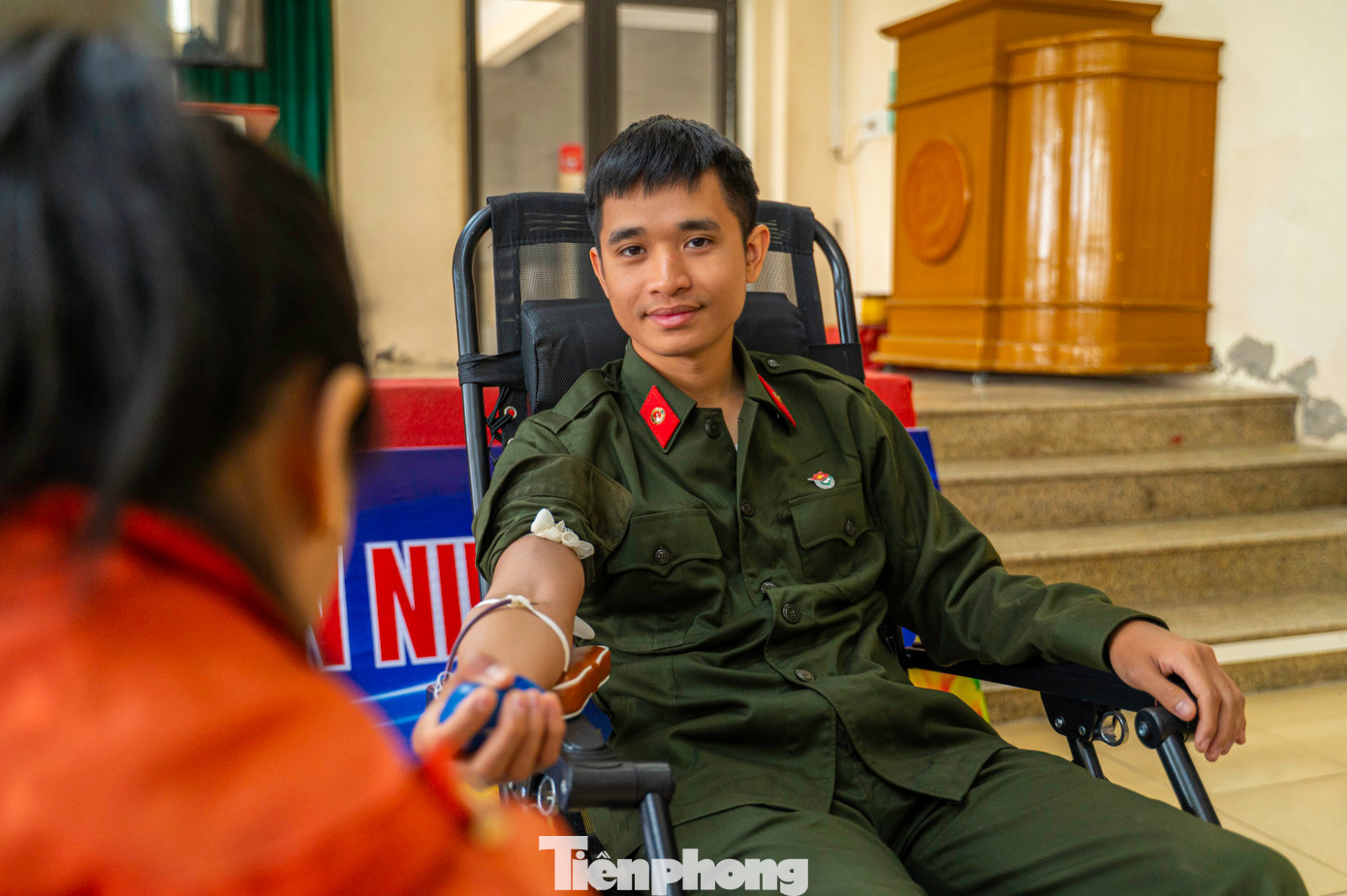 Tinh thần hiến máu cứu người và những nụ cười rạng rỡ trên môi của các chiến sĩ cảnh sát cơ động thuộc Trung đoàn CSCĐ Đông Bắc.