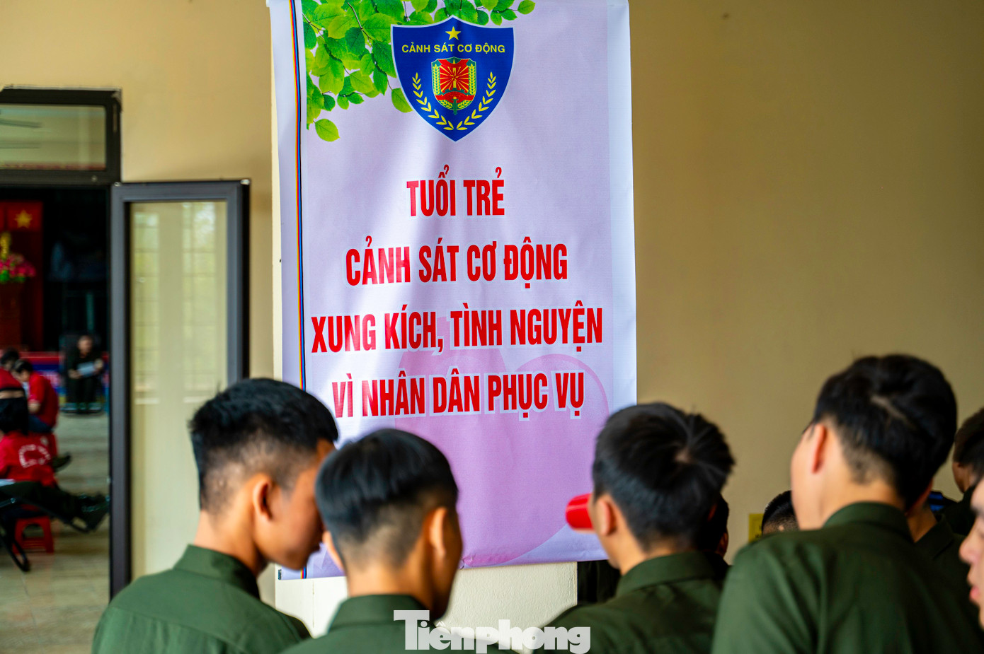 "Với tinh thần xung kích, tình nguyện vì dân phục vụ của tuổi trẻ và hình ảnh người chiến sĩ Công an nhân dân sẵn sàng hiến dâng, chúng tôi trong thời gian qua tổ chức nhiều hoạt động hiến máu. Bản thân tôi đã có hơn 10 lần tham gia hiến máu để hưởng ứng phong trào thanh niên", Bí thư Đoàn thanh niên Trung đoàn CSCĐ Đông Bắc chia sẻ.