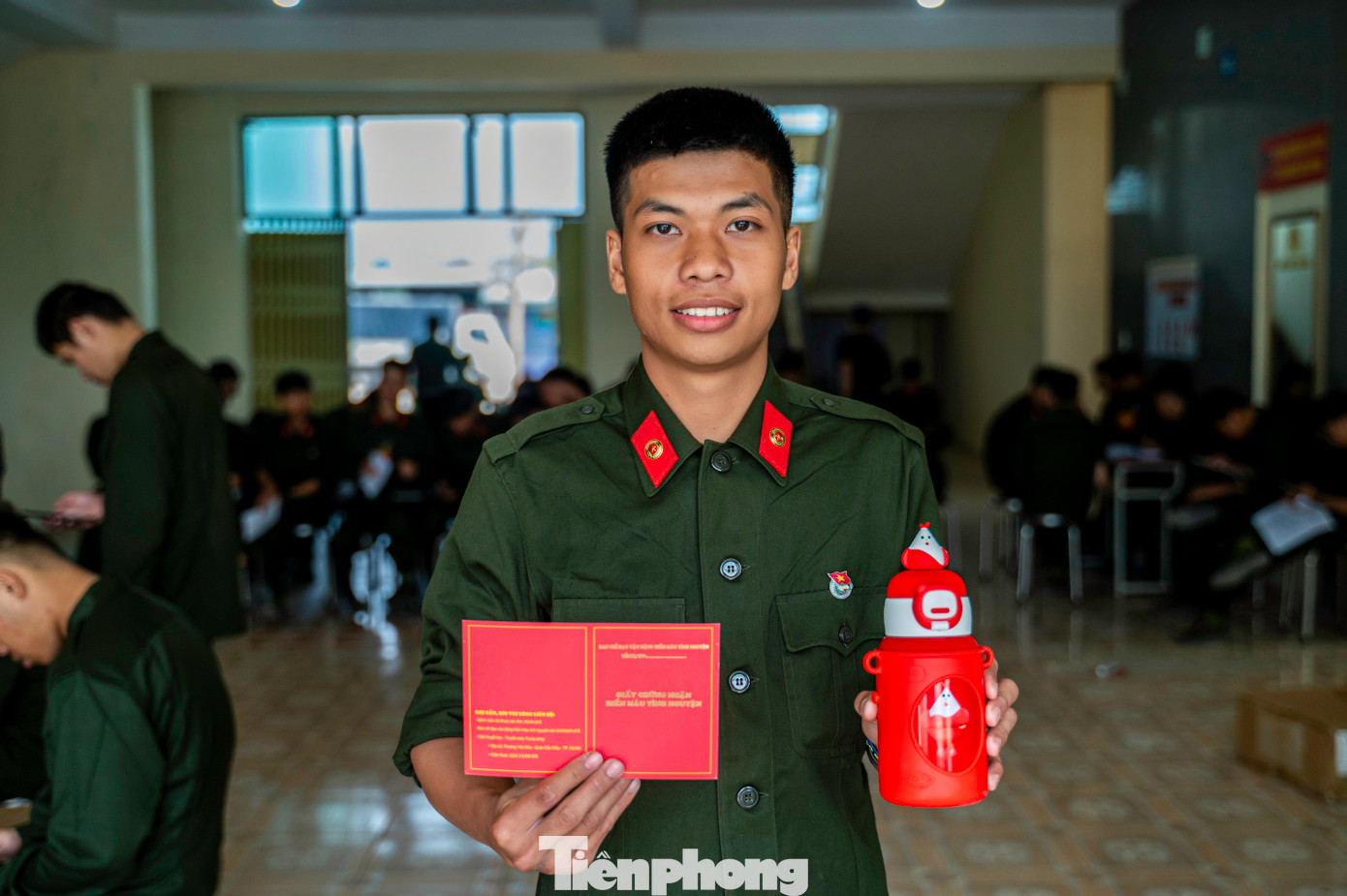 Tinh thần hiến máu cứu người và những nụ cười rạng rỡ trên môi của các chiến sĩ cảnh sát cơ động thuộc Trung đoàn CSCĐ Đông Bắc.