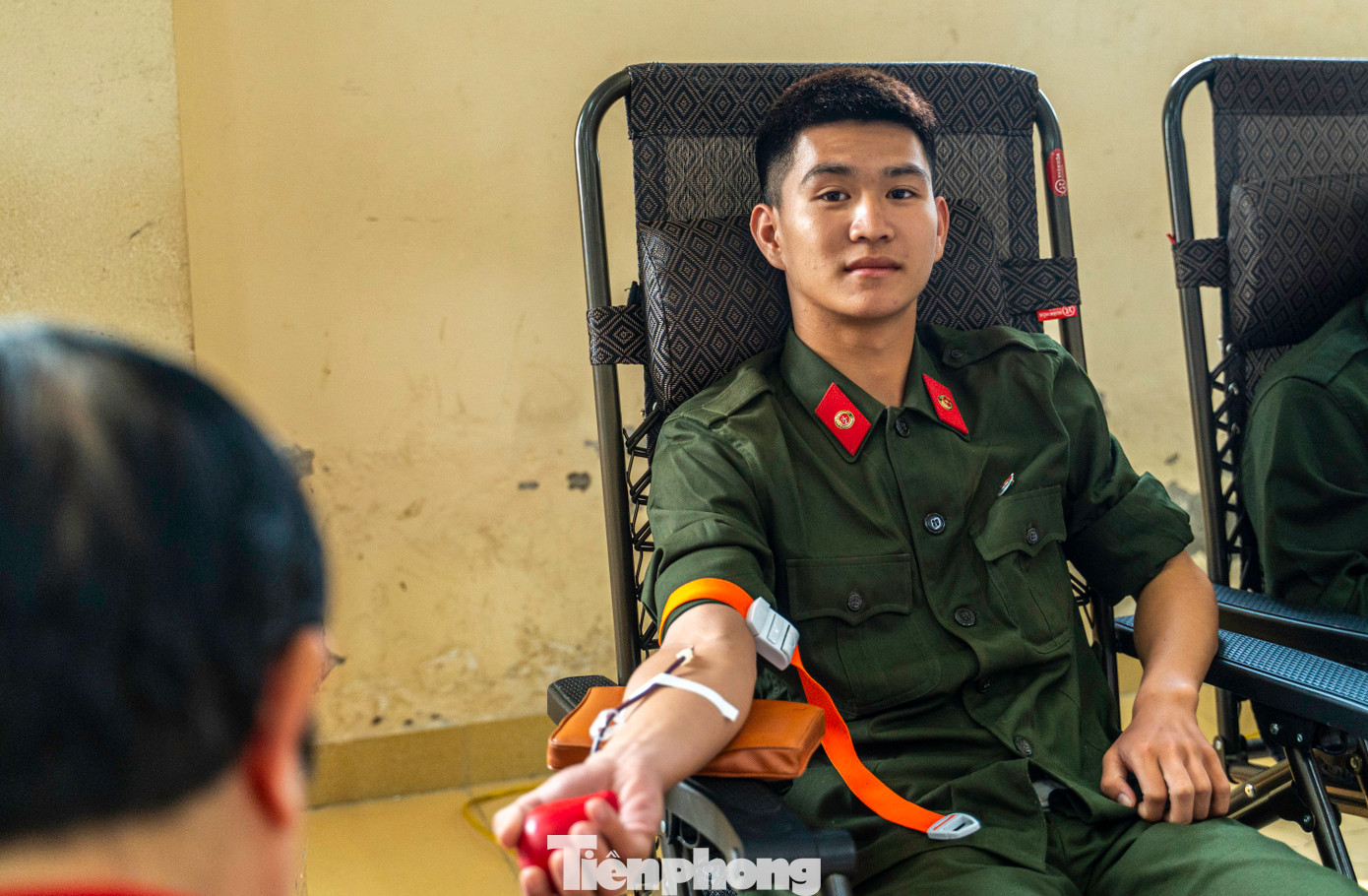 Chiến sĩ Lương Thế Anh cho biết lần đầu tham gia hiến máu nên cảm thấy rất hồi hộp.