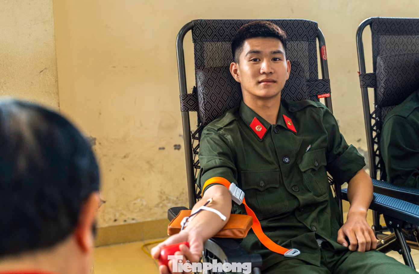 Chiến sĩ Lương Thế Anh cho biết lần đầu tham gia hiến máu nên cảm thấy rất hồi hộp.