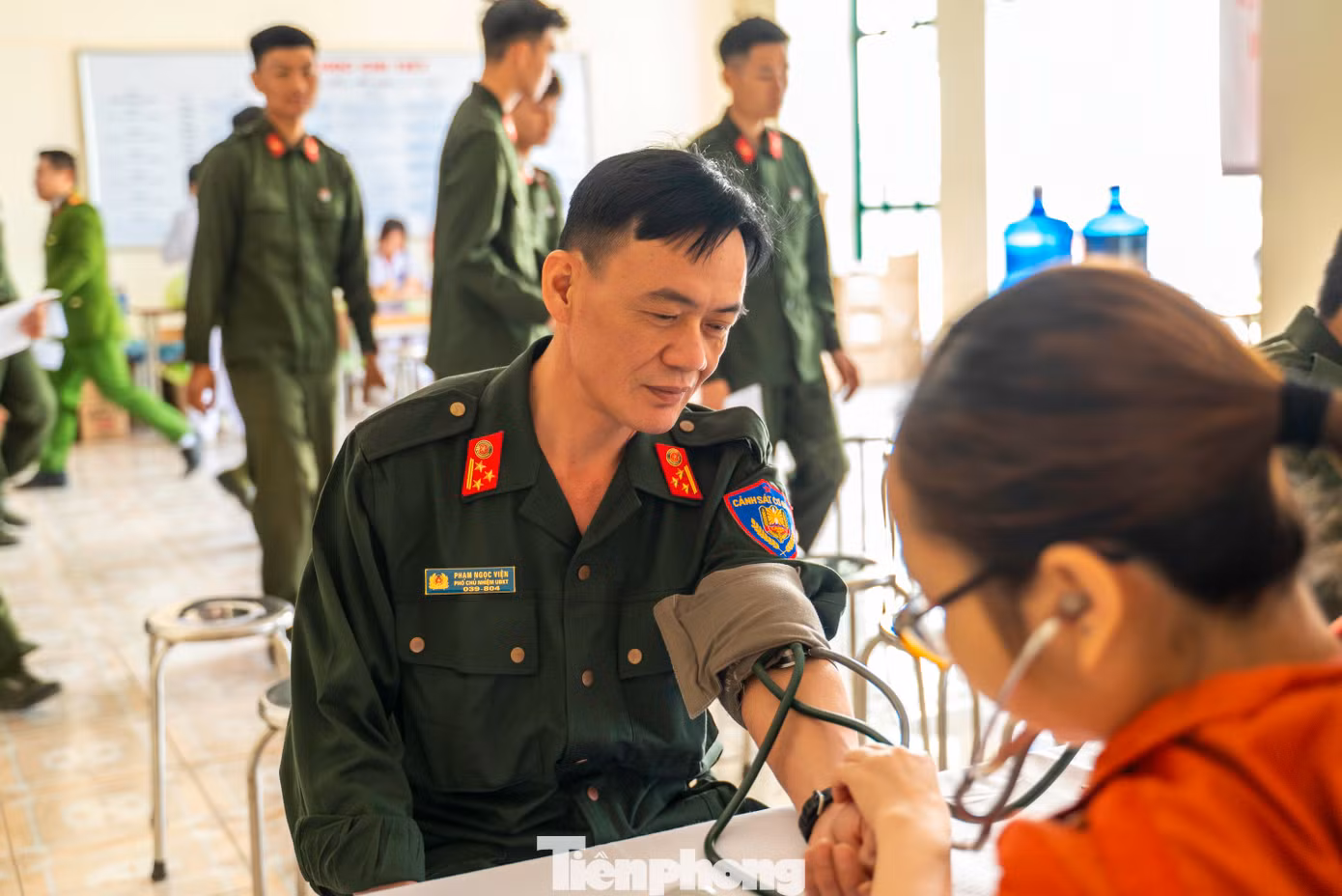 Trong số những người tham gia hiến máu có cả cán bộ, quản lý và giáo viên của Trung đoàn CSCĐ Đông Bắc.