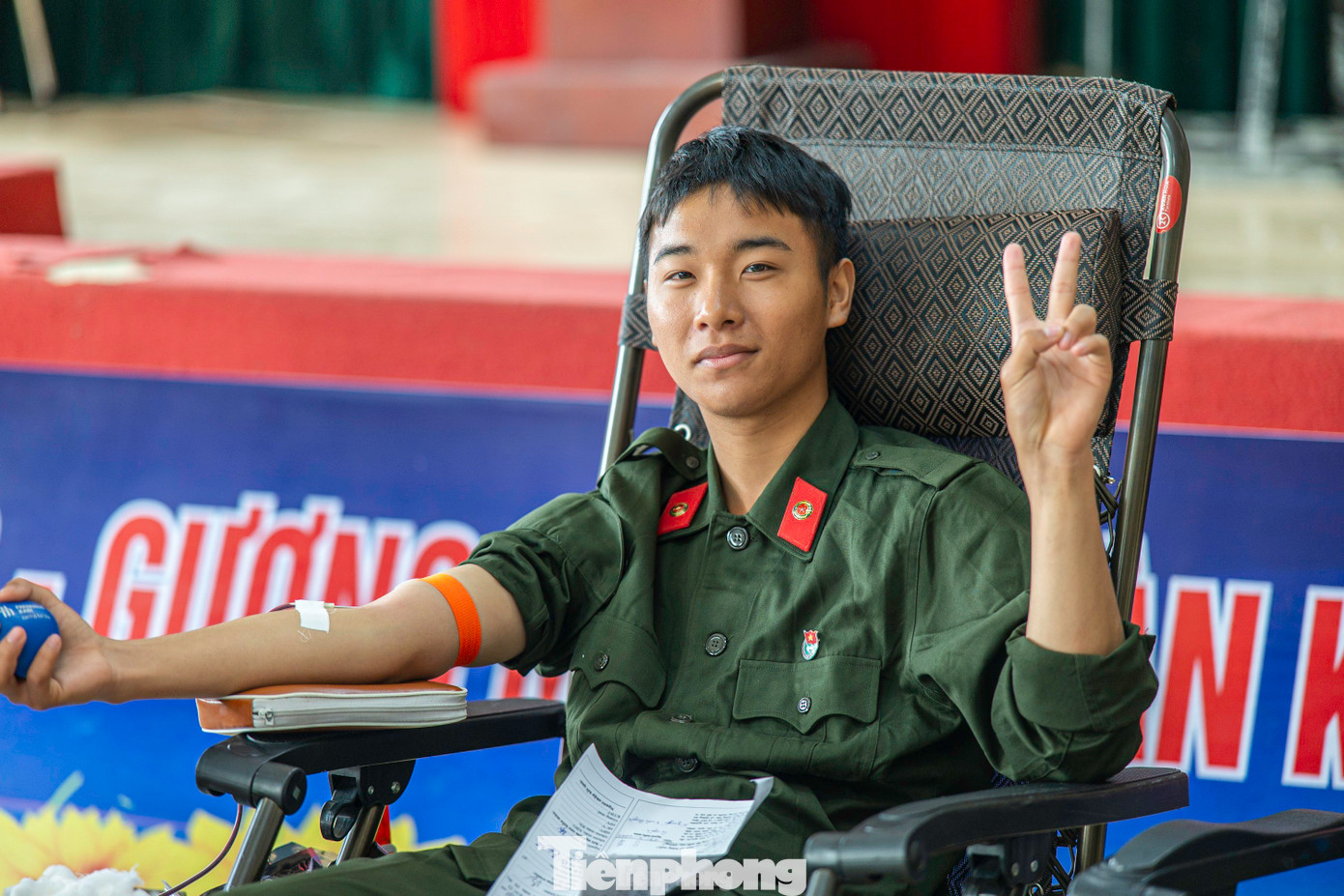 Tinh thần hiến máu cứu người và những nụ cười rạng rỡ trên môi của các chiến sĩ cảnh sát cơ động thuộc Trung đoàn CSCĐ Đông Bắc.