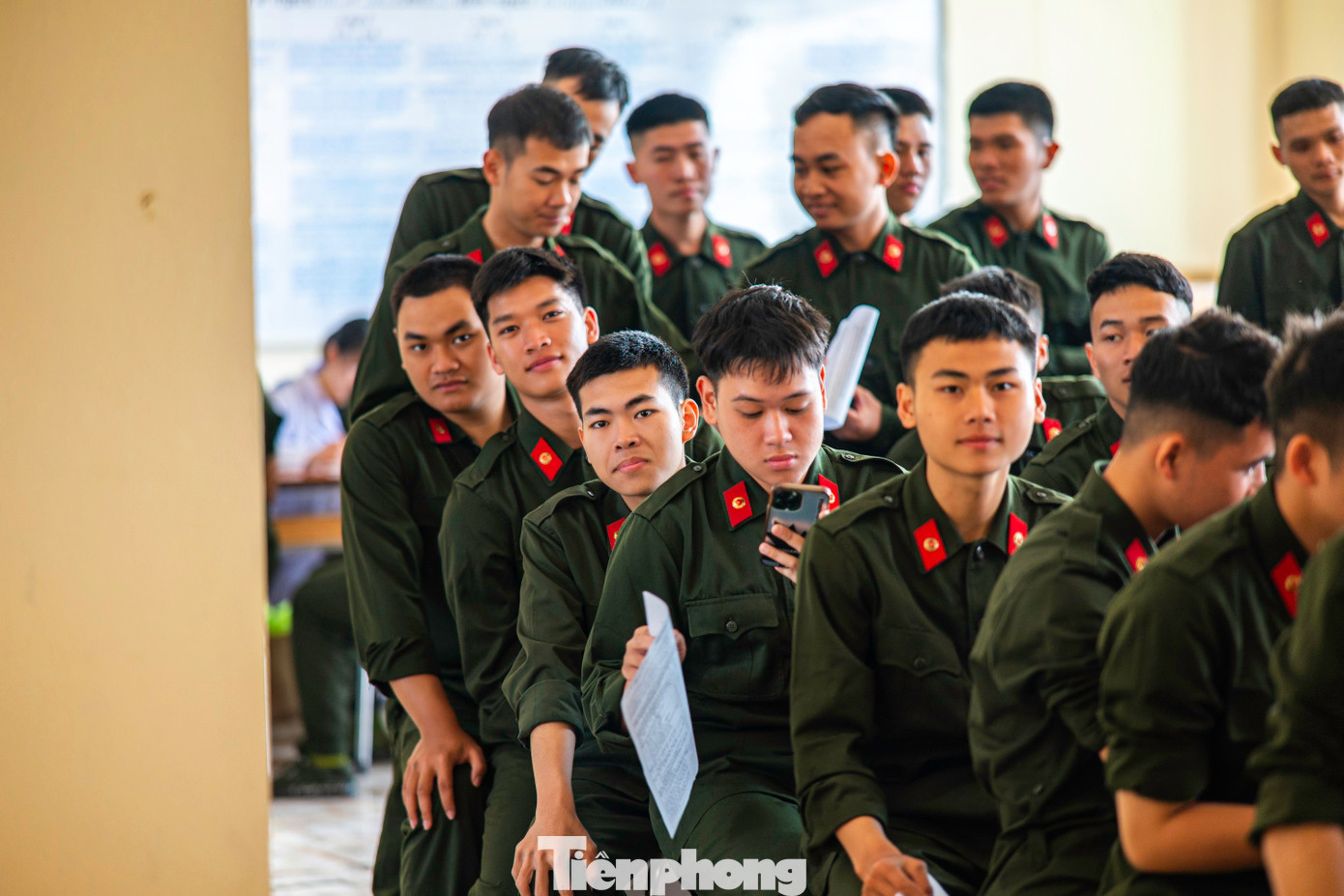 Các chiến sĩ vui vẻ xếp hàng đăng ký chờ tới lượt hiến máu.