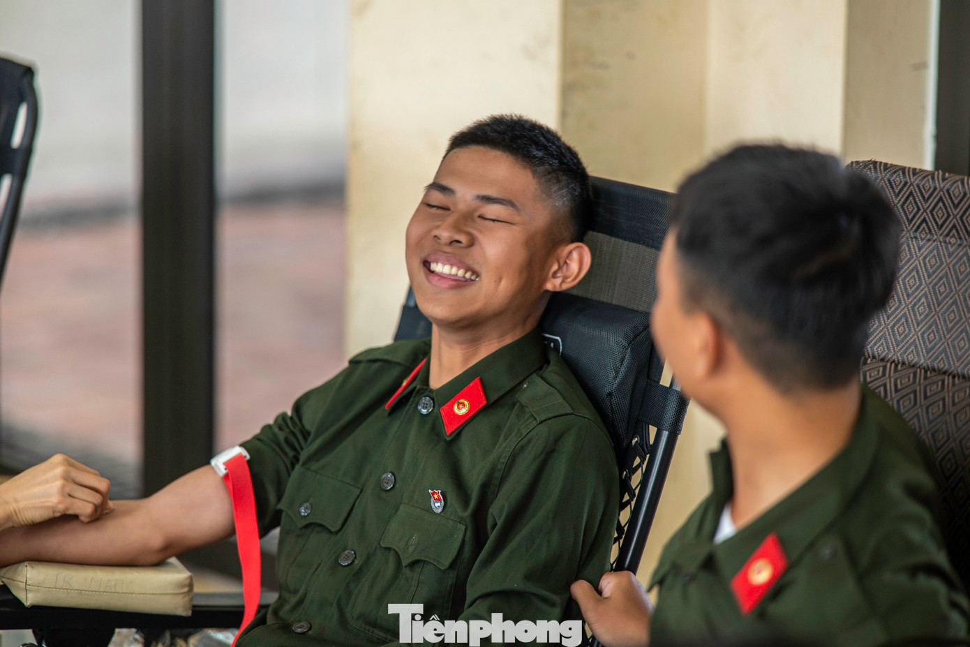 Tinh thần hiến máu cứu người và những nụ cười rạng rỡ trên môi của các chiến sĩ cảnh sát cơ động thuộc Trung đoàn CSCĐ Đông Bắc.