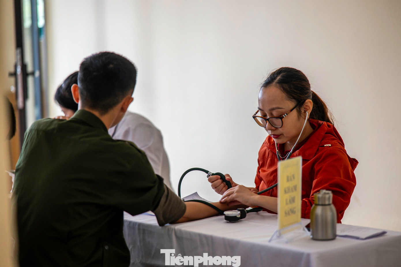 Trước khi tham gia hiến máu, các chiến sĩ đều được khám sức khỏe, kiểm tra các điều kiện đảm bảo việc cho máu diễn ra an toàn.