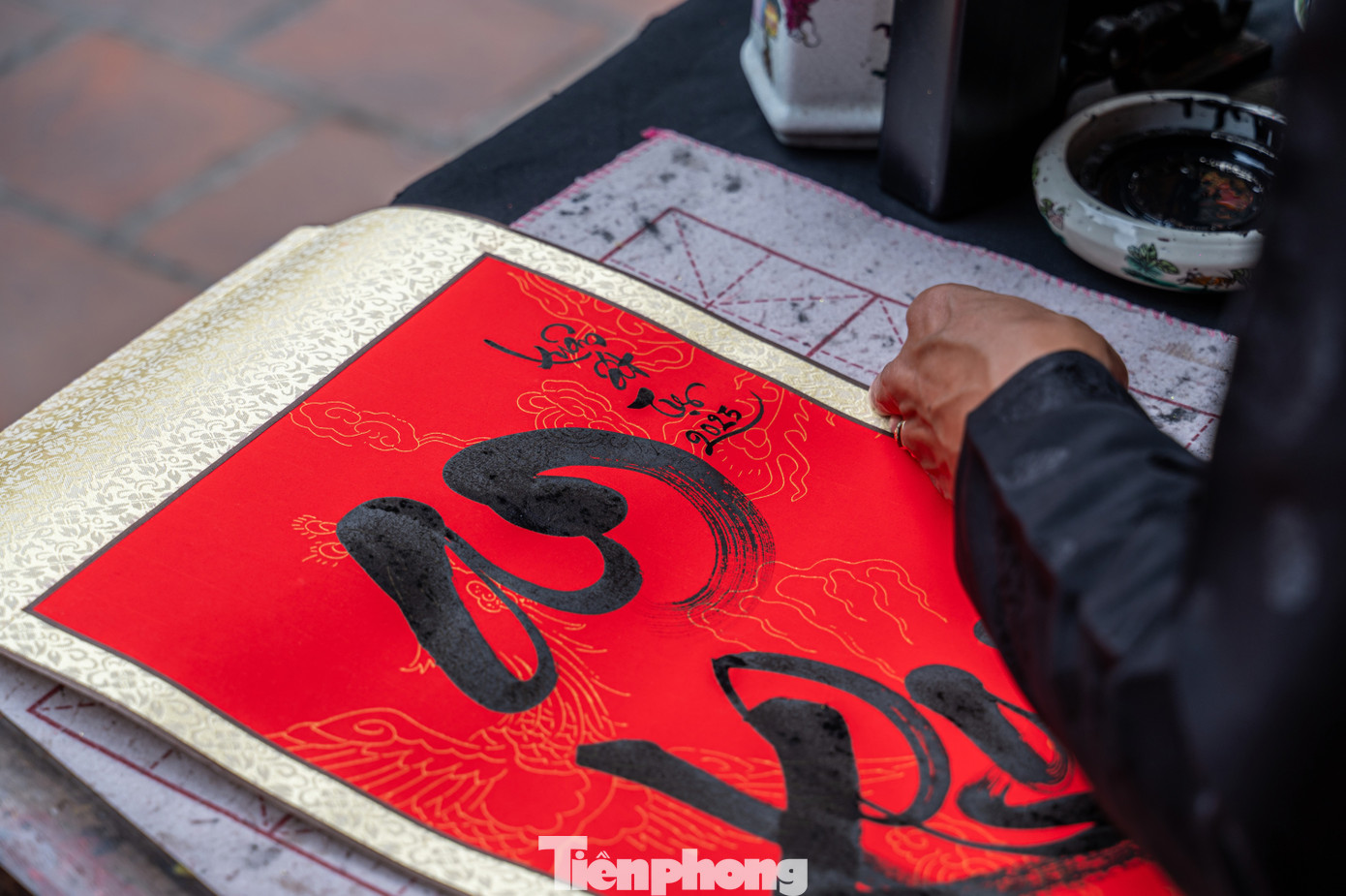 Ông đồ viết tặng hai vị khách nước ngoài chữ "An Khang" cùng hai vế thơ "An khang thịnh vượng - Như ý cát tường" nhằm ngụ ý chúc người nhận được chữ một năm mới an lành, nhiều sức khỏe và gặp được nhiều điều như ý, niềm vui trong cuộc sống.