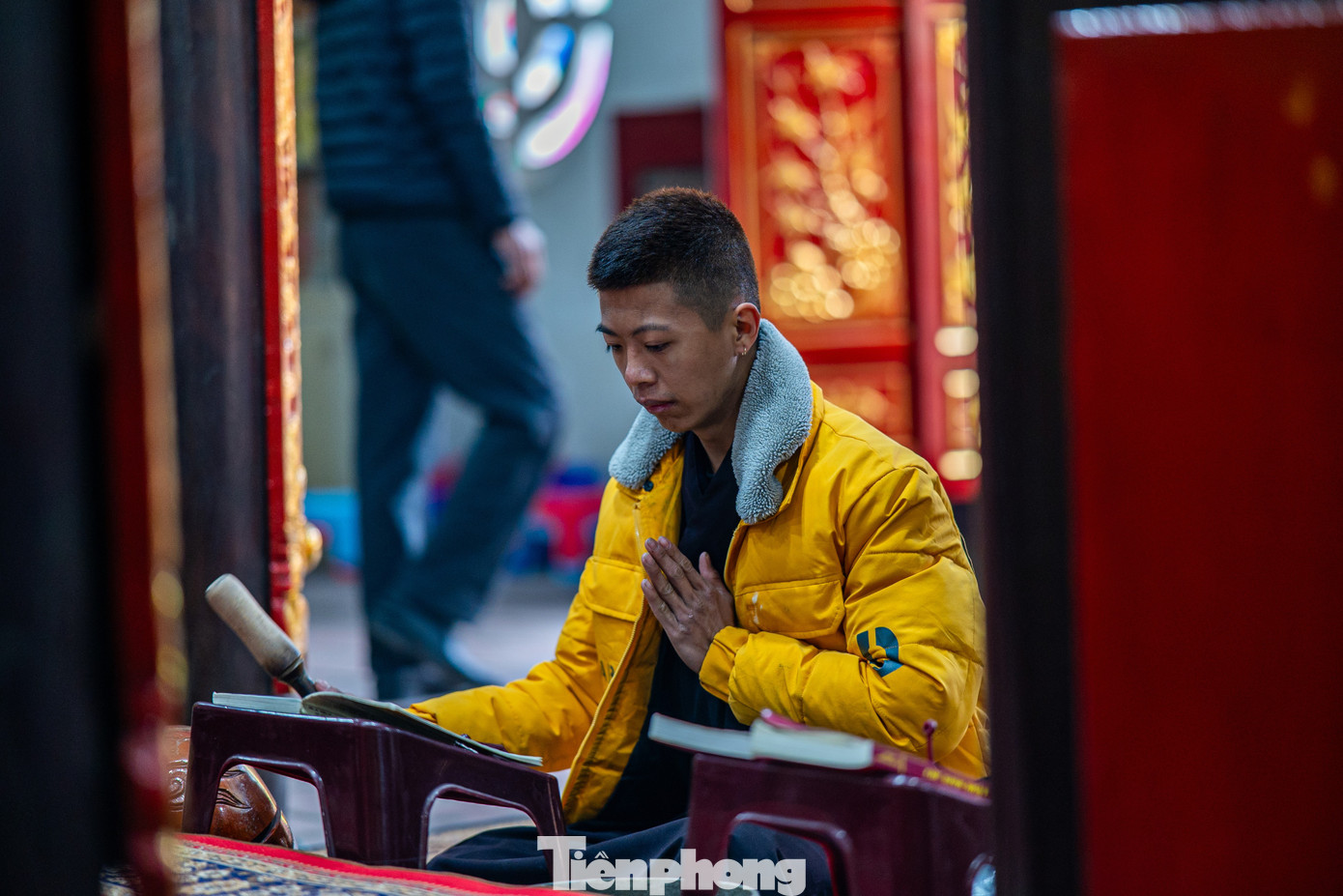 Tất cả, khi đến cửa Phật, đất Thánh, hòa vào dòng người hành lễ, mỗi người trong chúng ta sẽ cảm nhận được sự giao hòa của đất trời. Mùi khói nhang, sắc màu rực rỡ của đèn, hoa cùng không gian thanh tịnh của chốn linh thiêng sẽ làm cho lòng người trở nên thanh thản.