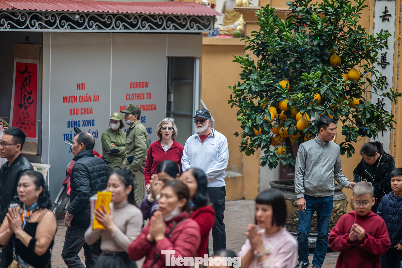 Trong ngày đầu năm mới khi đặt chân xuống cảng, họ được Chủ tịch UBND tỉnh Quảng Ninh gặp gỡ, tặng lì xì và chúc Tết đầu năm theo phong tục của người Việt Nam.