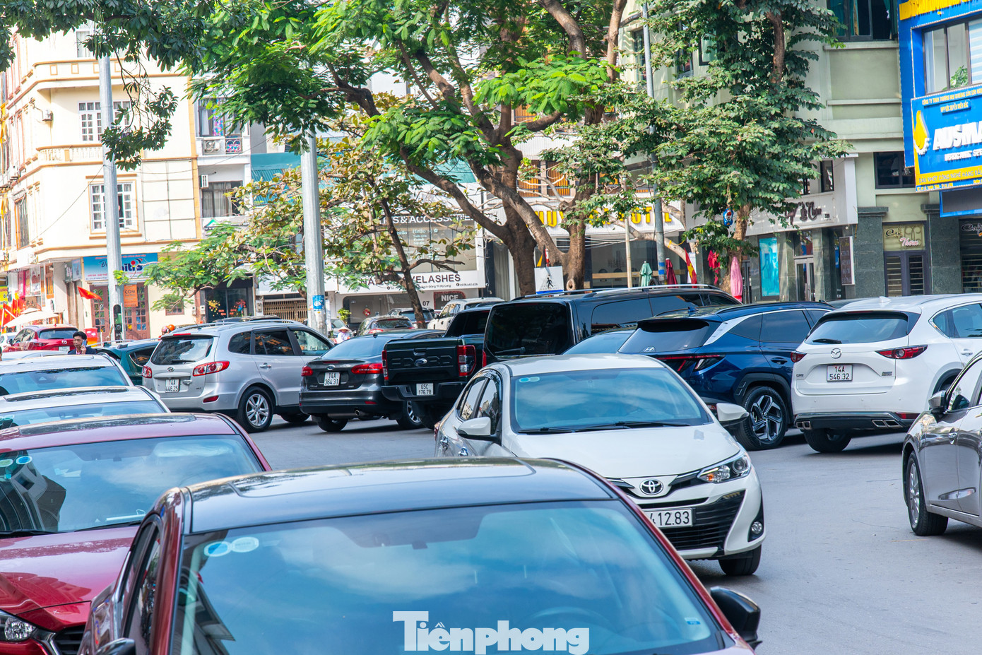 Ngay từ sáng sớm, các bãi xe xung quanh chùa Long Tiên đều đã kín phương tiện gửi. Giá vé trung bình dao động khoảng 20.000-30.000 đối với ô tô và 3.000-5.000 đối với xe máy.