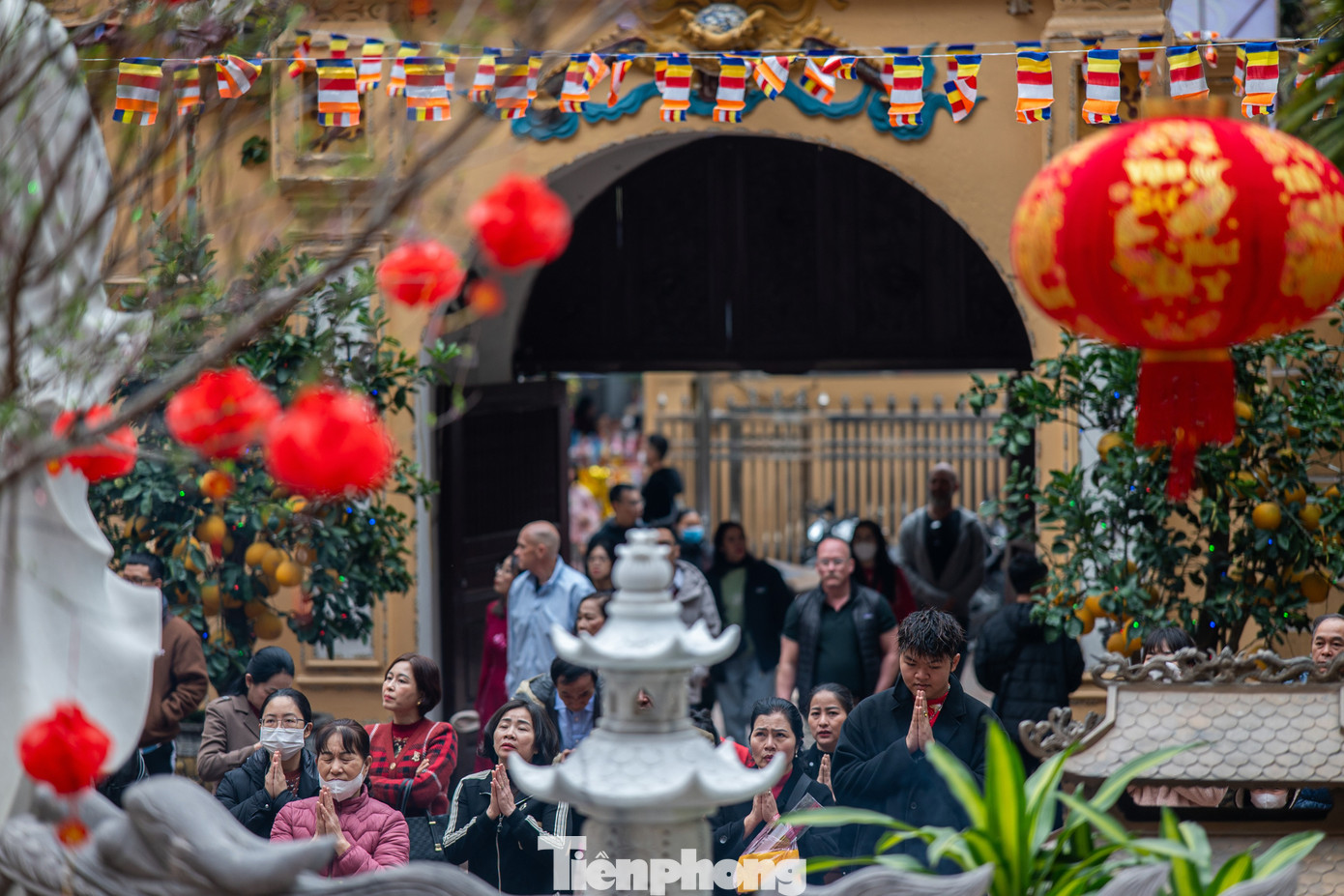 Từ rạng sáng ngày Mùng 1 Tết, chùa Long Tiên, phường Bạch Đằng, TP Hạ Long, tỉnh Quảng Ninh đón hàng nghìn lượt người dân đến chiêm bái.