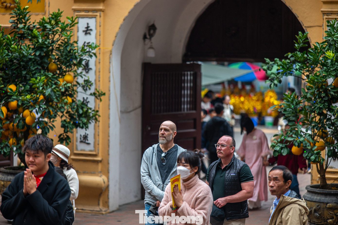 Trong số đó, có nhiều người là du khách nước ngoài đến từ các nước thuộc châu Âu và châu Mỹ. Họ đến Hạ Long vào ngày Mùng 1 Tết trên chuyến tàu biển Silver Dawn cùng gần 500 vị khách quốc tế khác.