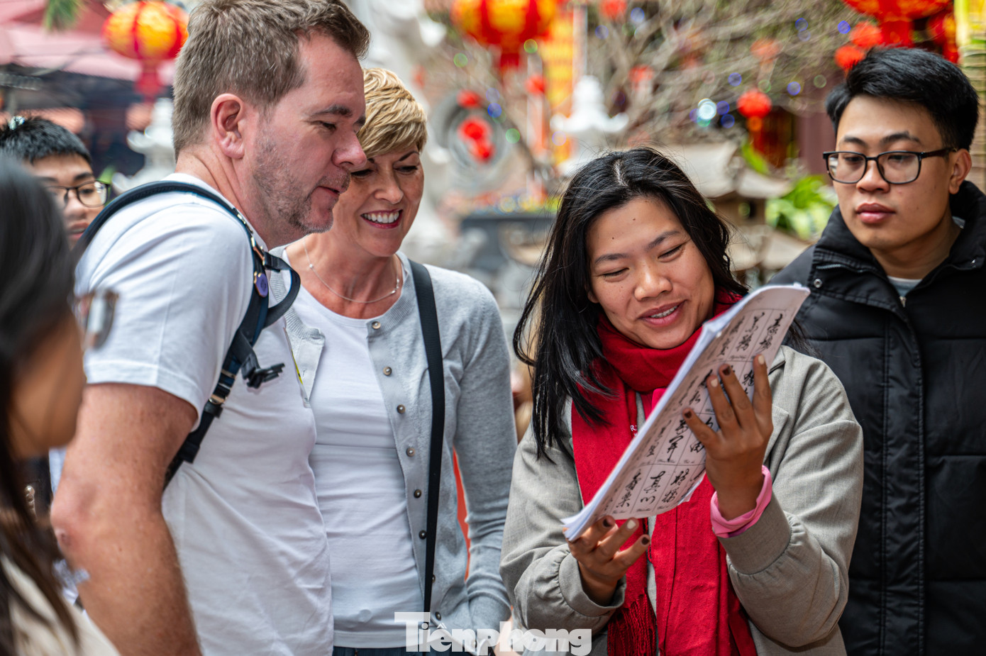 Để ghi dấu lại hành trình này, thông qua hướng dẫn viên người Việt Nam, cặp đôi người Mỹ quyết định xin chữ từ ông đồ ngồi ngay tại khuôn viên chùa Long Tiên.