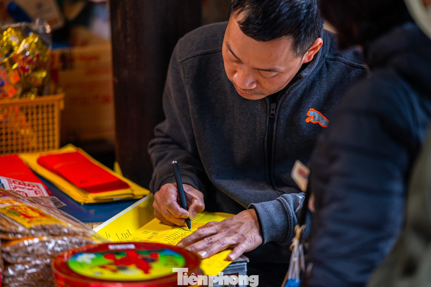 Trước khi vào chùa, người dân thường đến hàng quán ngay trước cổng để nhờ viết sớ và sắm lễ.