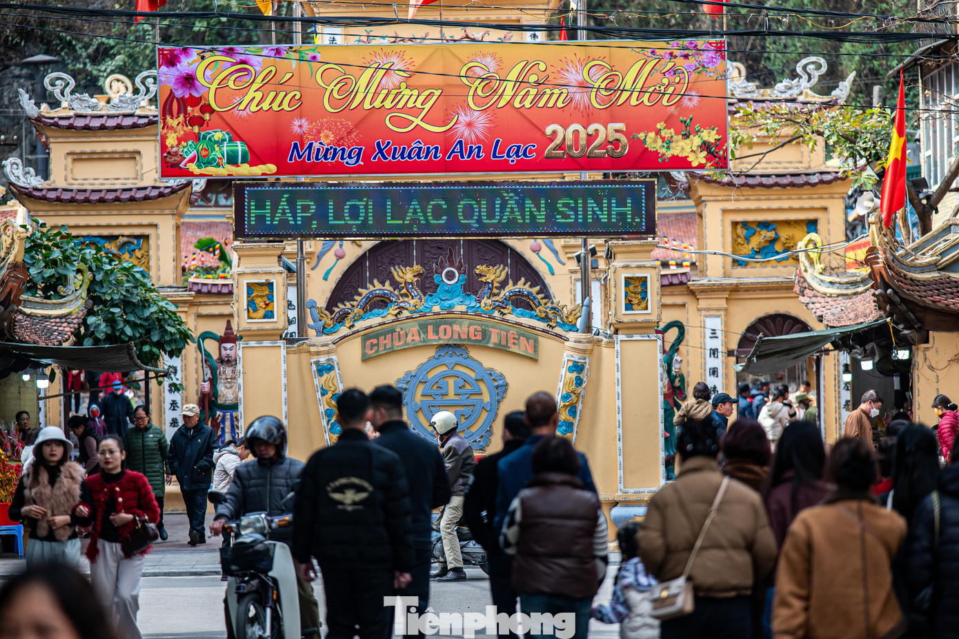 Sáng 30/1 (Mùng 2 Tết), nhiều người dân, du khách đổ đến chùa Long Tiên thuộc TP Hạ Long, tỉnh Quảng Ninh để đi lễ đầu năm. Đây là ngôi chùa nổi tiếng nhất của TP Hạ Long thu hút nhiều người dân và khách du lịch.