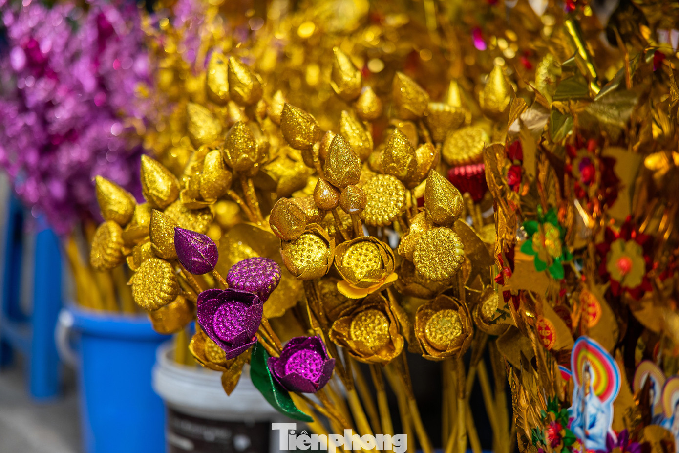 Trước khi ra về, mọi người sẽ mua cây tài lộc với đủ màu sắc sặc sỡ ngay cổng chùa để rước may mắn về nhà.