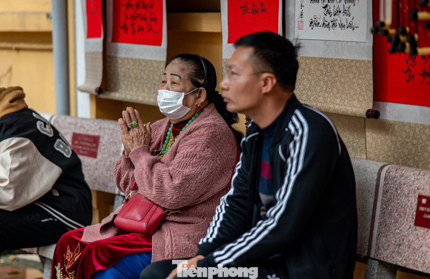 Ngoài cầu cho bản thân và gia đình họ còn đến chùa để vãn cảnh và tìm sự bình an cho cuộc sống. Với nhiều người dân Hạ Long, ngoài tục lệ cúng gia tiên, người dân thường tìm về các đền, chùa để cầu phúc, cầu may cho gia đình với mong muốn những điều tốt đẹp nhất trong năm mới.