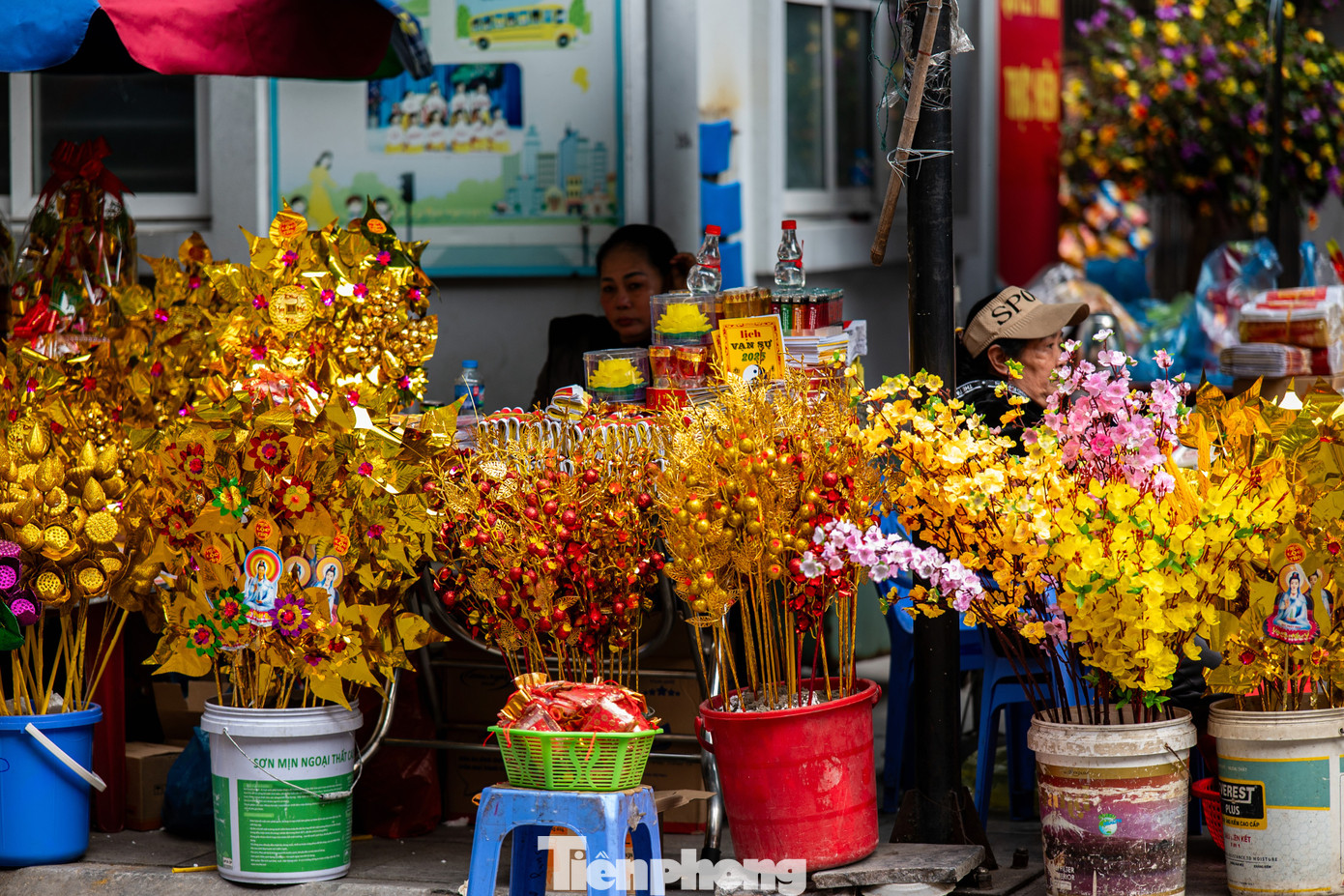 Trước khi ra về, mọi người sẽ mua cây tài lộc với đủ màu sắc sặc sỡ ngay cổng chùa để rước may mắn về nhà.
