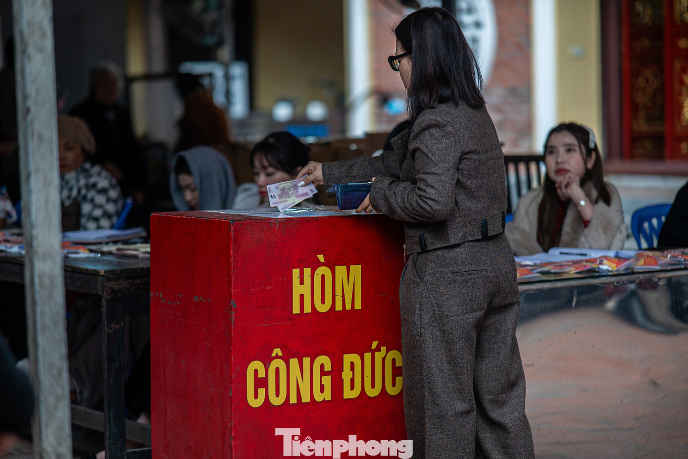 "Tới đây, chúng tôi vừa tham quan, chụp ảnh, vừa thắp hương lễ phật để cầu ước cho một năm mới bình an, may mắn, tài lộc. Thêm vào đó, về nơi cửa Phật, giữa không gian thanh tịnh của ngày đầu năm, lòng mình trở nên thanh thản" chị Hằng chia sẻ.