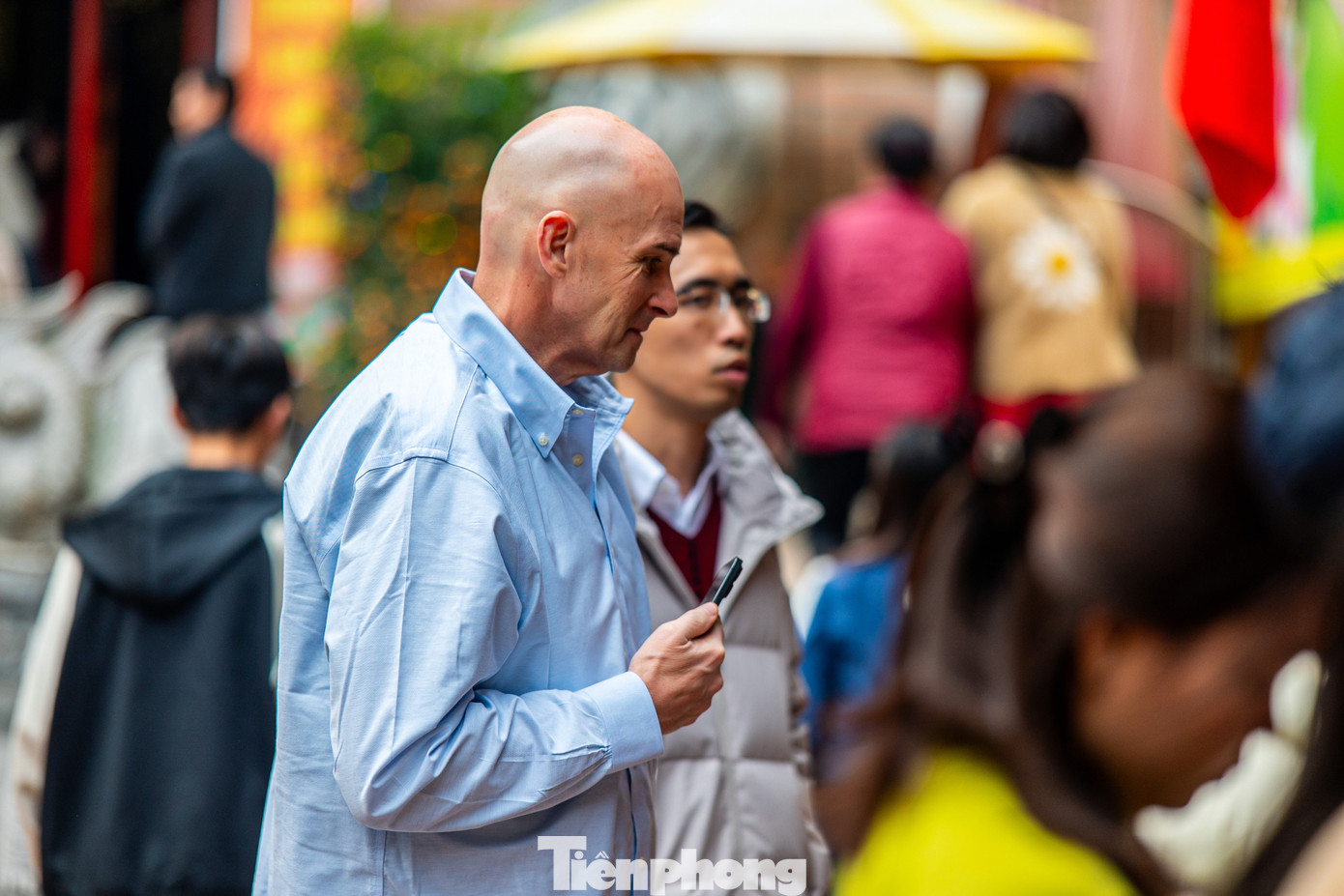 Tục xin chữ - cho chữ, có lẽ bắt nguồn từ những người hiếu học, trân trọng con chữ đẹp, nên ngày xuân xin về, như xin một thứ phúc lộc may mắn, giỏi giang. Về sau, phong tục tốt đẹp này càng phổ biến. Chữ xin được thể hiện lời chúc của người viết hoặc mong muốn của người xin, thường là sự an lành, may mắn, thành công, đỗ đạt, con cái đầy nhà...