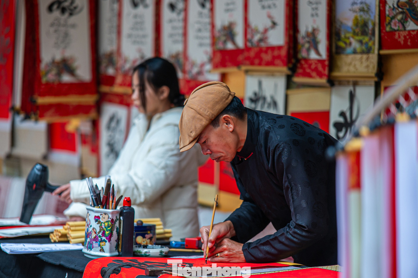 Ông đồ viết tặng hai vị khách nước ngoài chữ "An Khang" cùng hai vế thơ "An khang thịnh vượng - Như ý cát tường" nhằm ngụ ý chúc người nhận được chữ một năm mới an lành, nhiều sức khỏe và gặp được nhiều điều như ý, niềm vui trong cuộc sống.