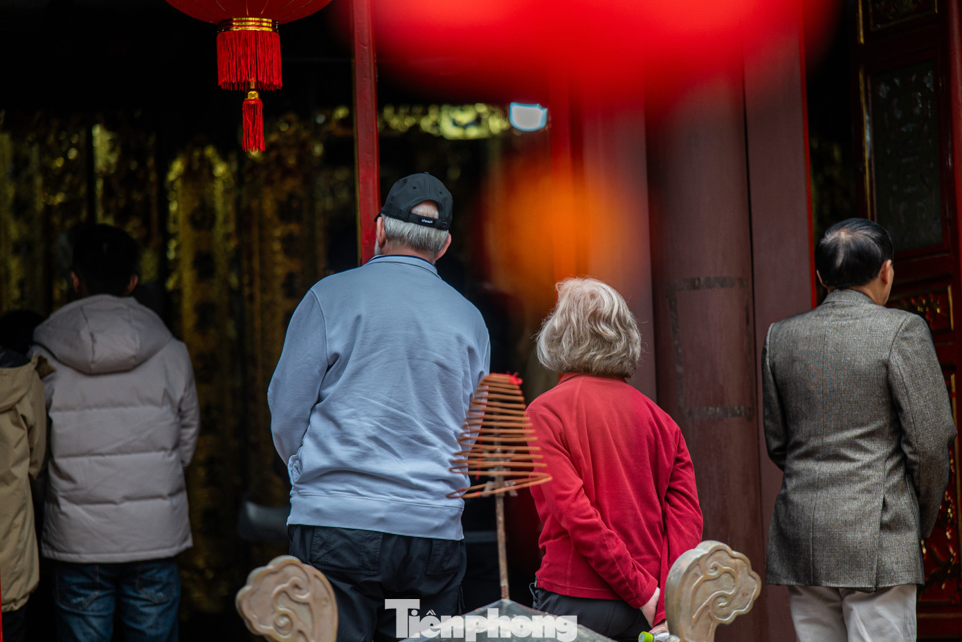 Các du khách tìm hiểu ngôi chùa cổ với kiến trúc văn hóa Á Đông nổi bật ngay dưới chân núi đá cao sừng sững.