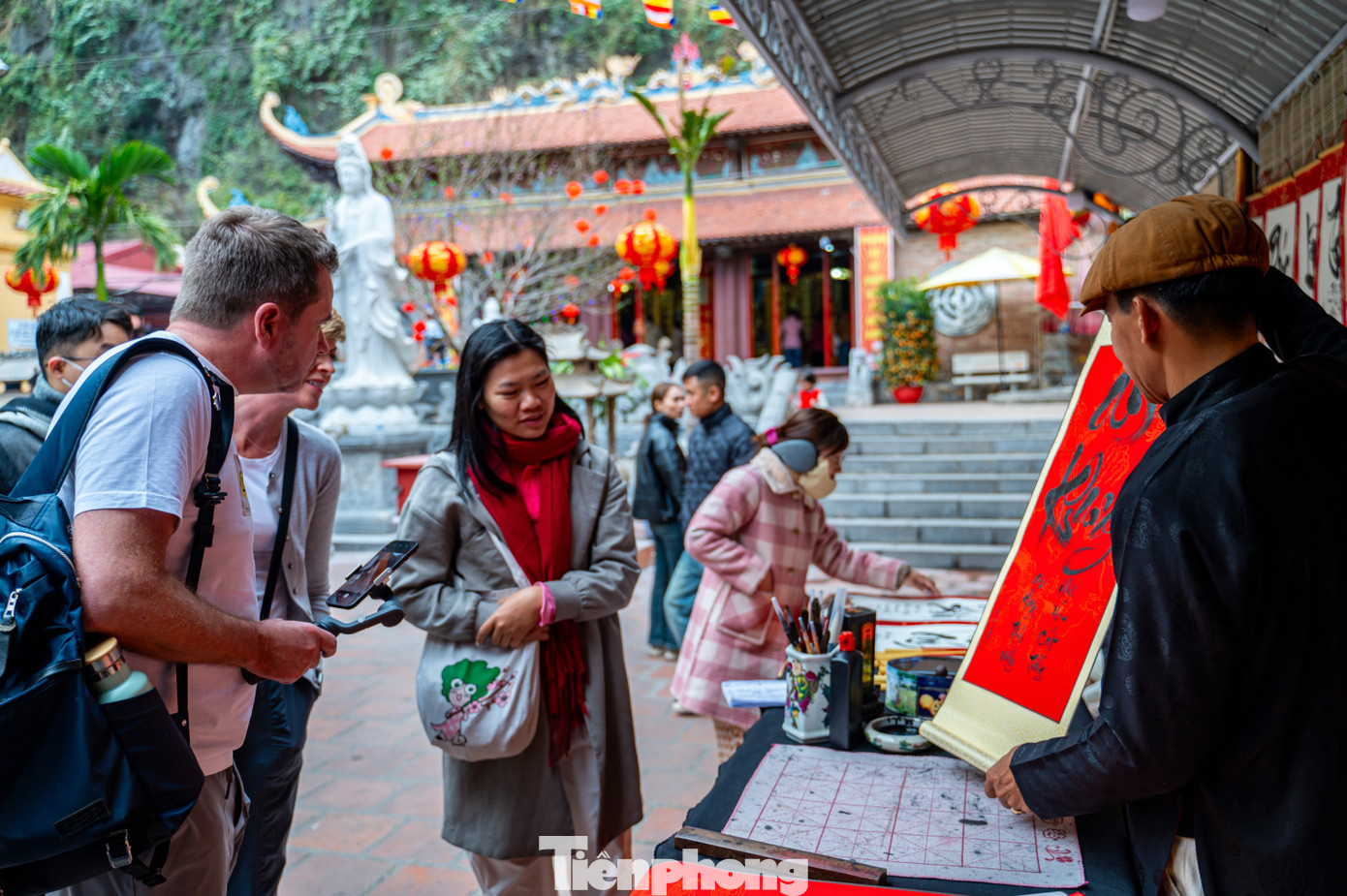 Ông đồ viết tặng hai vị khách nước ngoài chữ "An Khang" cùng hai vế thơ "An khang thịnh vượng - Như ý cát tường" nhằm ngụ ý chúc người nhận được chữ một năm mới an lành, nhiều sức khỏe và gặp được nhiều điều như ý, niềm vui trong cuộc sống.