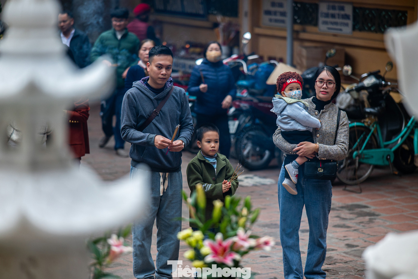 Theo tục lệ, ngay sau thời khắc Giao thừa chuyển giao giữa năm cũ và năm mới, người dân xung quanh TP Hạ Long thuộc các phường xung quanh chùa như Hồng Gai, Bạch Đằng, Trần Hưng Đạo, Cao Thắng... sẽ đến đây để lễ Phật và cầu may mắn, bình an cho bản thân và gia đình.