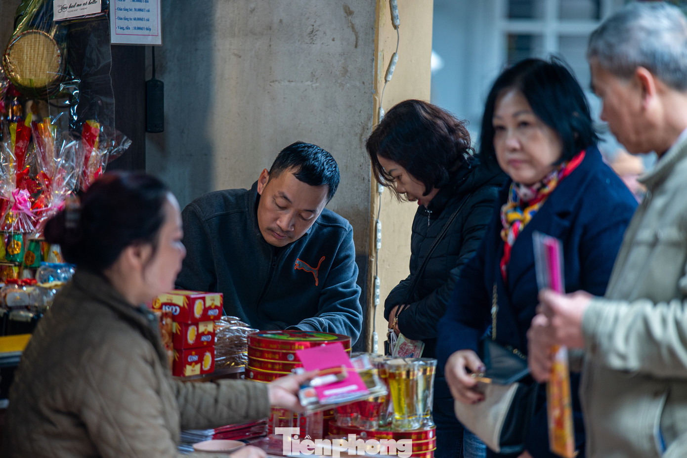 Trước khi vào chùa, người dân thường đến hàng quán ngay trước cổng để nhờ viết sớ và sắm lễ.