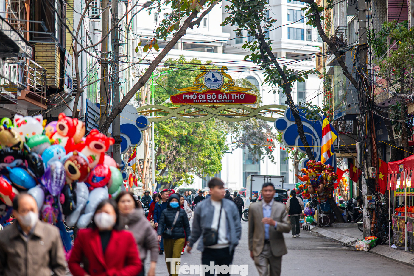 Đây là ngôi chùa lớn nhất của TP Hạ Long nằm ở dưới chân núi Bài Thơ và giữa tuyến phố đi bộ Bài Thơ. Ghi nhận của báo Tiền Phong, lực lượng chức năng lập hàng rào chắn tại hai lối vào chùa để tránh tình trạng ách tắc giao thông, người dân đi bộ khoảng gần 50 mét từ bãi gửi xe để vào chùa.