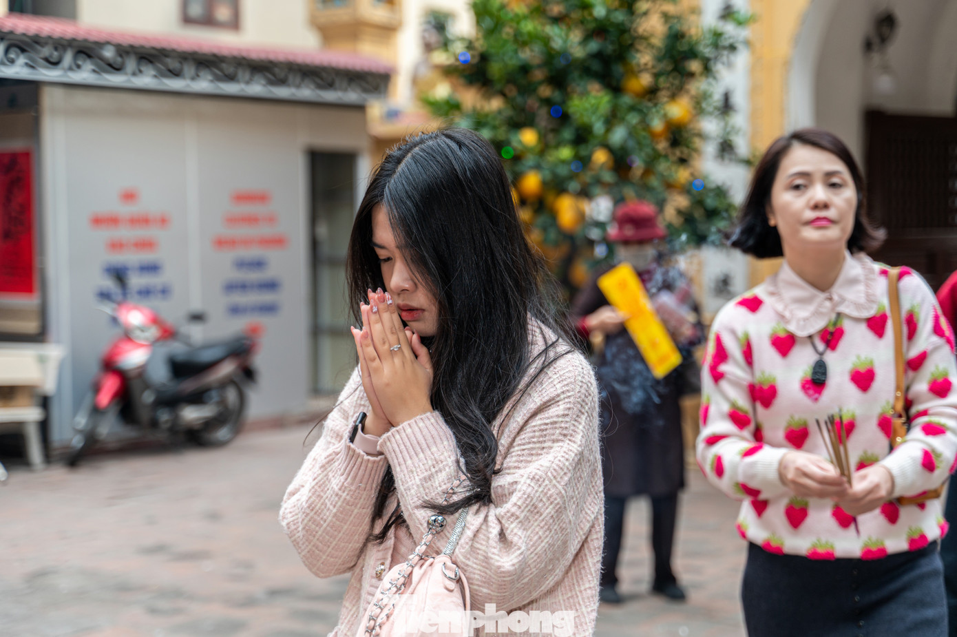 Thu Phương (lớp 12, THPT Hòn Gai), chia sẻ đi lễ chùa để cầu sức khỏe, may mắn cho cả gia đình. "Năm nay là năm cuối cấp, em cầu mong kết quả học tập của em đạt thành tích tốt để xét tuyển vào trường em mong muốn", Phương chia sẻ.