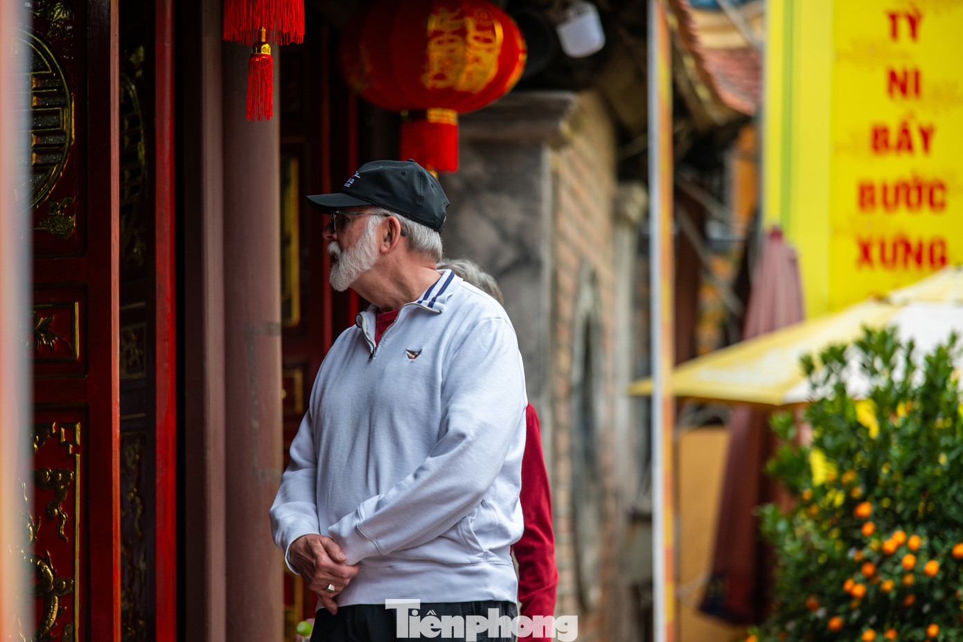 Các du khách tìm hiểu ngôi chùa cổ với kiến trúc văn hóa Á Đông nổi bật ngay dưới chân núi đá cao sừng sững.