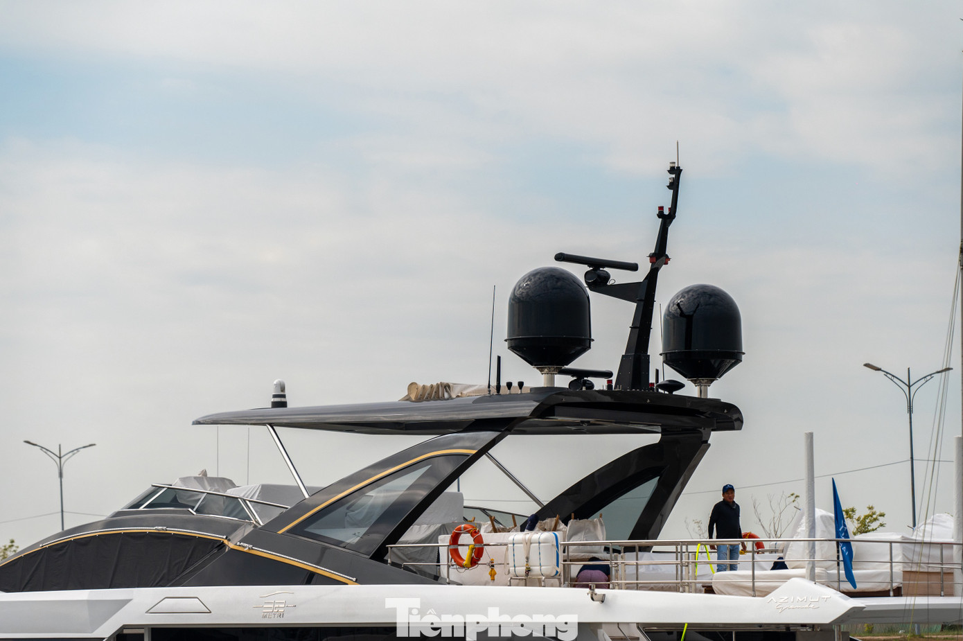 Hệ thống thông tin liên lạc, cảnh báo thiên tai và định vị tiên tiến và hiện đại nhất cũng được lắp đặt trên chiếc siêu du thuyền này.