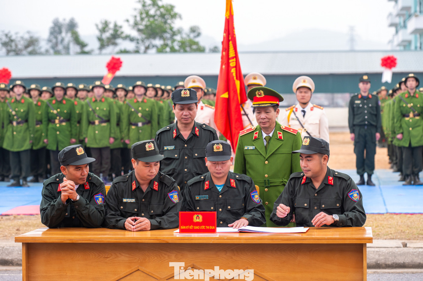 Kết thúc lễ khai giảng, đại diện các đơn vị thuộc Trung đoàn CSCĐ Đông Bắc tham gia huấn luyện ký giao ước thi đua hoàn thành xuất sắc nhiệm vụ huấn luyện.