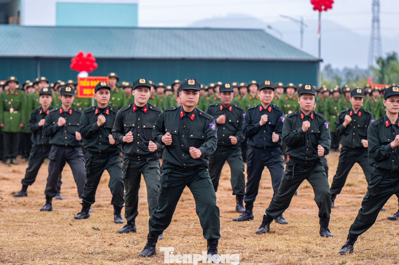 Theo chương trình toàn khóa, chiến sỹ mới được tổ chức huấn luyện trong thời gian 3 tháng, các chiến sĩ được tiếp cận các kiến thức cơ bản về chính trị, pháp luật, điều lệnh, quân sự, võ thuật CAND...sử dụng thành thạo các trang thiết bị hỗ trợ, súng, thiết bị nổ đáp ứng các yêu cầu nghiệp vụ chiến sĩ CAND.