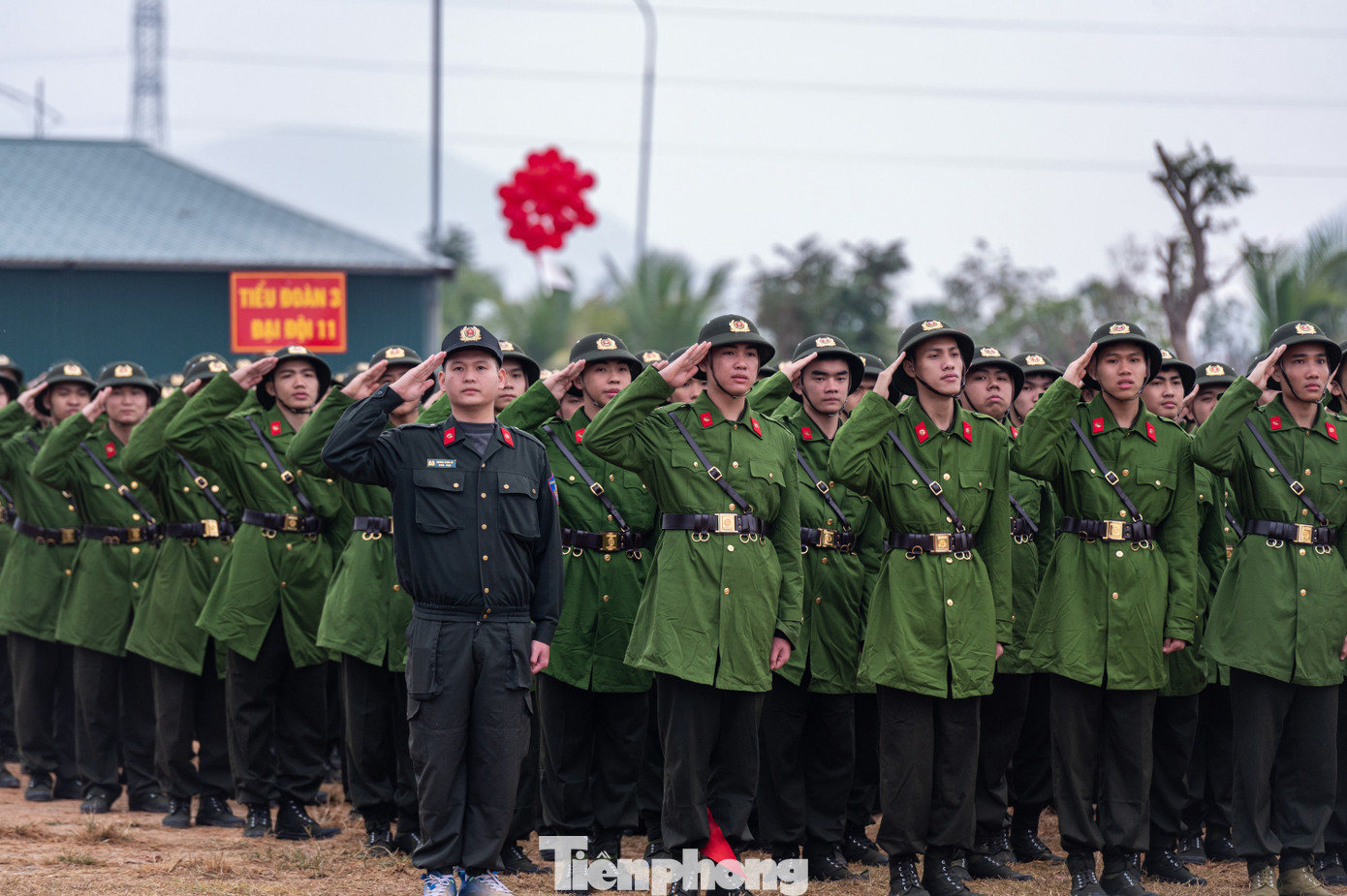 Ngoài ra, các chiến sĩ được tiếp cận một số văn bản quy phạm pháp luật hiện hành như Luật Hình sự, Luật tố tụng hình sự, Luật CSCĐ; chức năng, nhiệm vụ, quyền hạn của lực lượng CAND và một số kiến thức chuyên môn, nghiệp vụ về CSCĐ, bảo vệ mục tiêu; huấn luyện rèn luyện những kỹ năng, kỹ chiến thuật chiến đấu để phục vụ quá trình công tác sau khi hoàn thành khóa huấn luyện.
