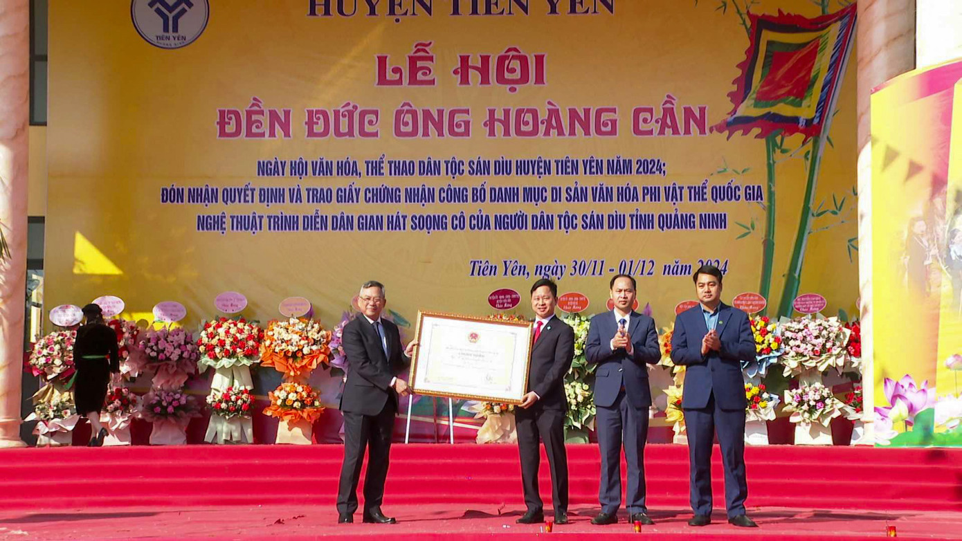 Ngoài ra, nhân dịp này, Bộ Văn hóa, Thể thao và Du lịch trao quyết định và giấy chứng nhận công bố danh mục di sản văn hóa phi vật thể quốc gia nghệ thuật trình diễn dân gian hát Soọng Cô của người dân tộc Sán Dìu tỉnh Quảng Ninh.