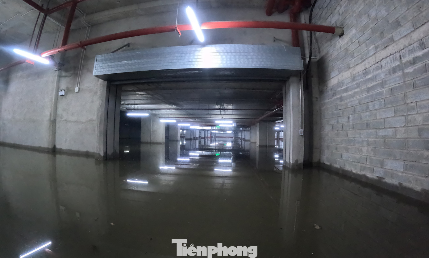 Theo người dân chung cư, toàn bộ tầng hầm số một đã bị ngập, nếu theo tiến độ này phải mất đến 3 ngày mới hút được toàn bộ số nước trong hầm ra.