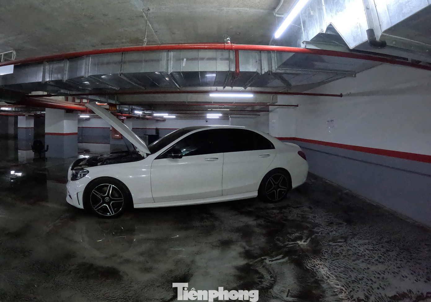 Người dân vội vàng kiểm tra phương tiện sau khi đưa ra khỏi hầm.