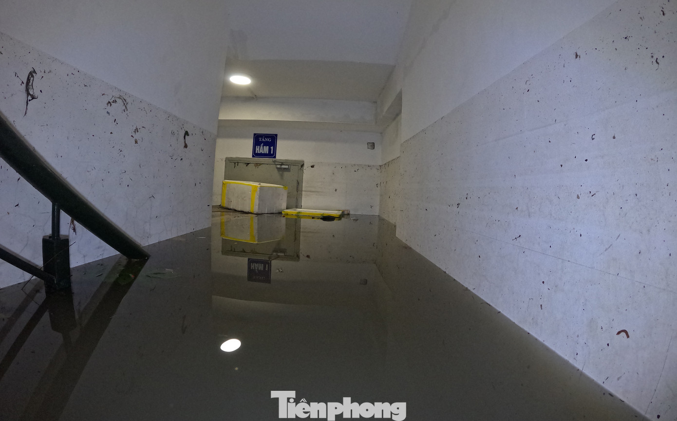 Hầm số 1 nước đã ngập đến gần cửa.