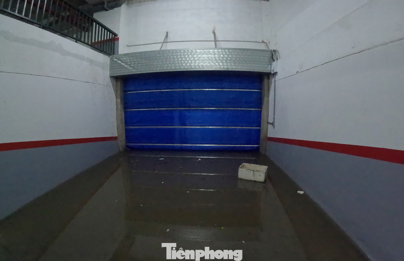 Lối ra duy nhất từ tầng hầm số một đã bị cánh cửa chặn lại.