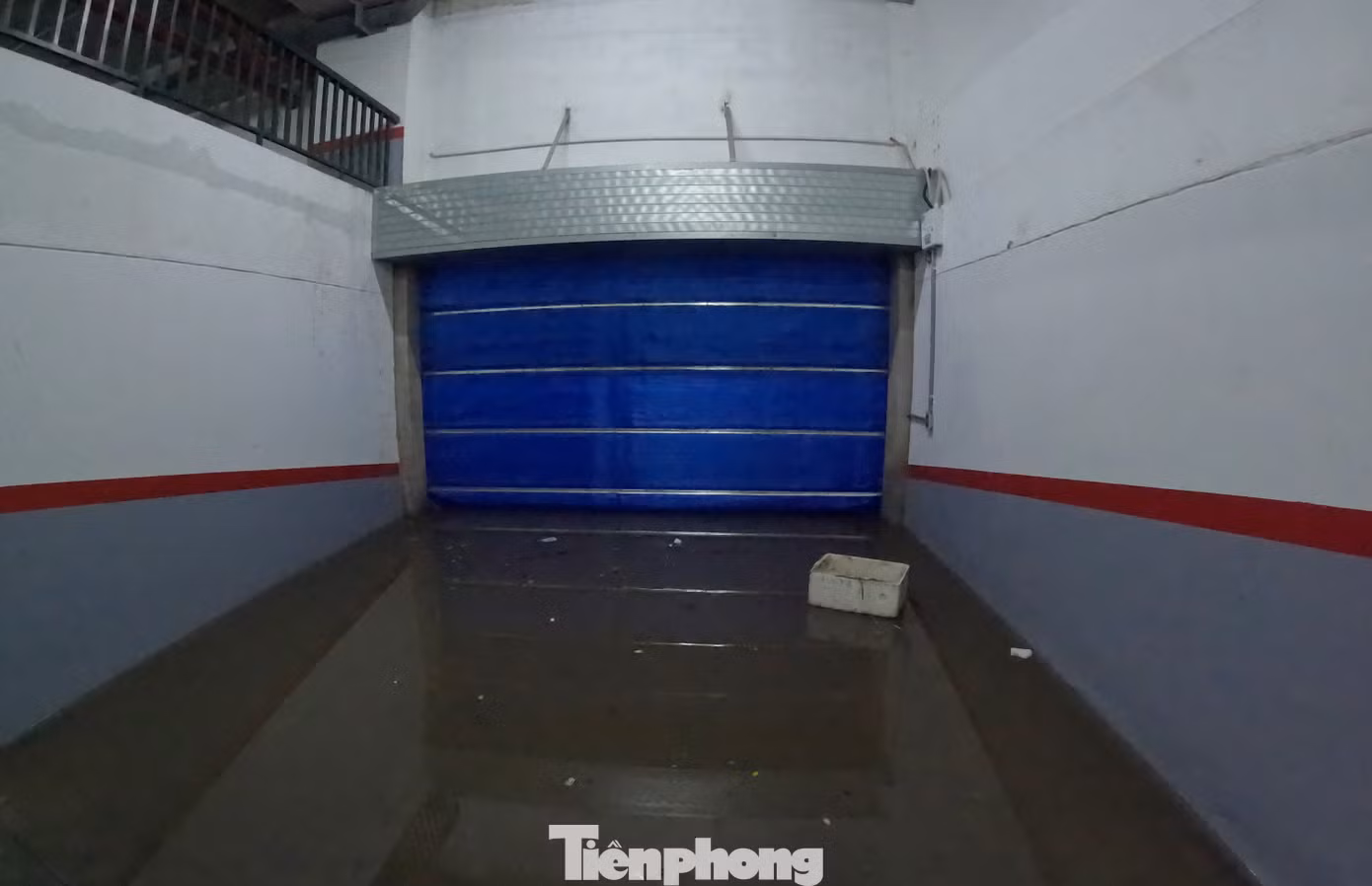 Lối ra duy nhất từ tầng hầm số một đã bị cánh cửa chặn lại.